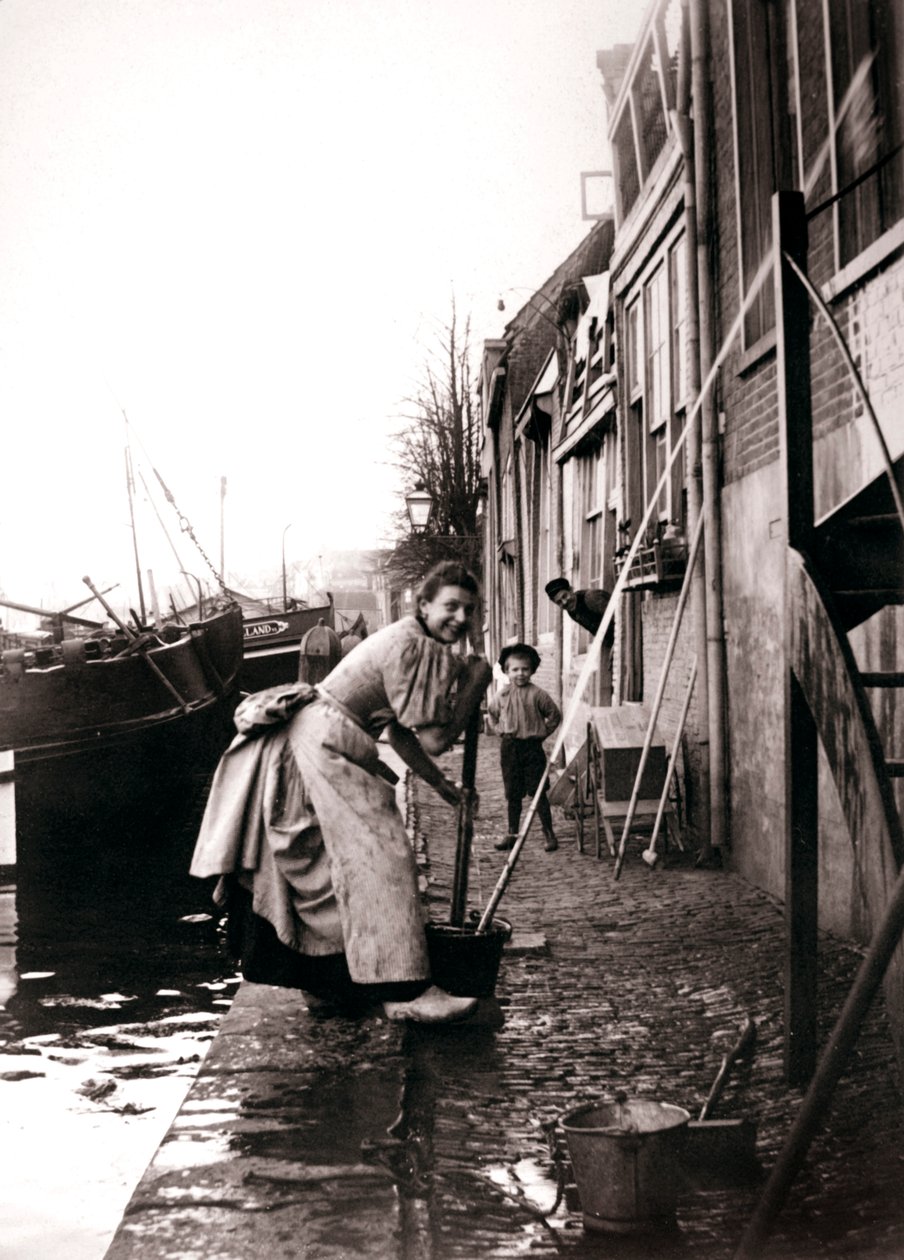 1898年，荷兰多德雷赫特，擦街的女人。 作者 詹姆斯·巴特金
