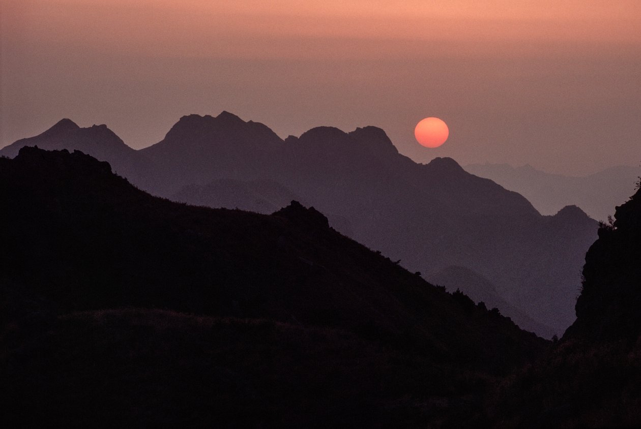 夕阳西下，燕山山脉呈现出灿烂的深红色和橙色。山海关、... 作者 詹姆斯·L·斯坦菲尔德