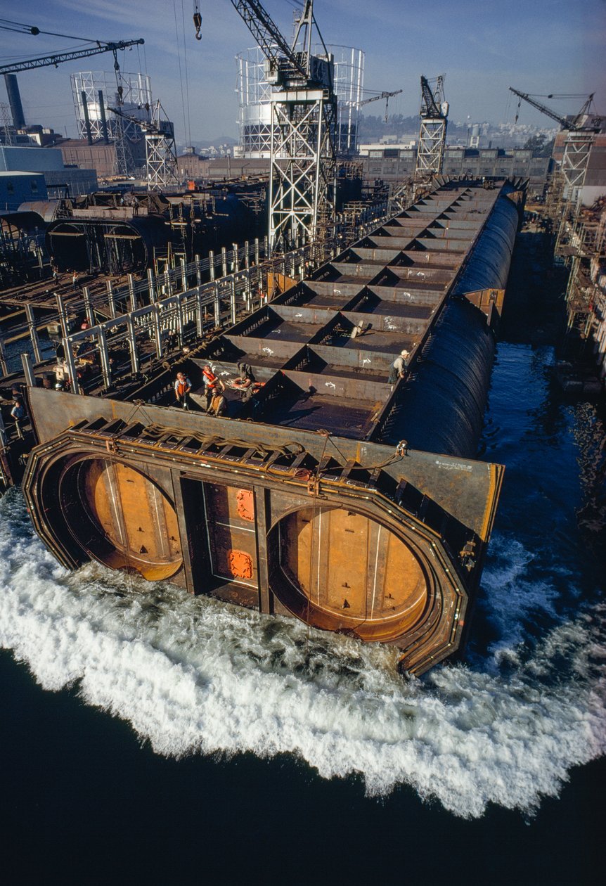 湾区捷运系统（BART）的一段隧道管道漂浮在水面上。 作者 詹姆斯·L·斯坦菲尔德