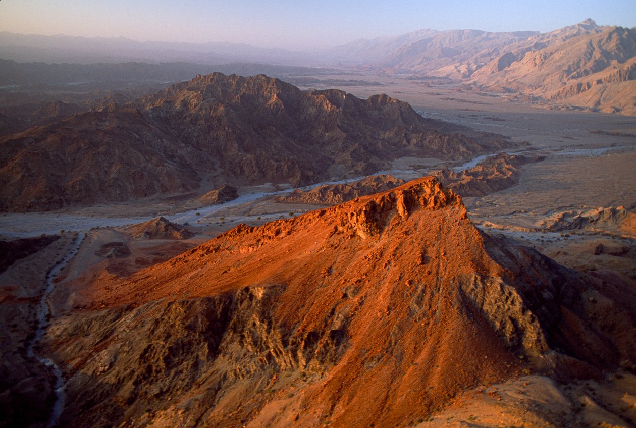 阿曼 Al Jabal al Akhdar 地区，Nakhl 至 Jabal ash Sham。鸟瞰图。阿曼，阿拉伯半岛。 作者 詹姆斯·L·斯坦菲尔德