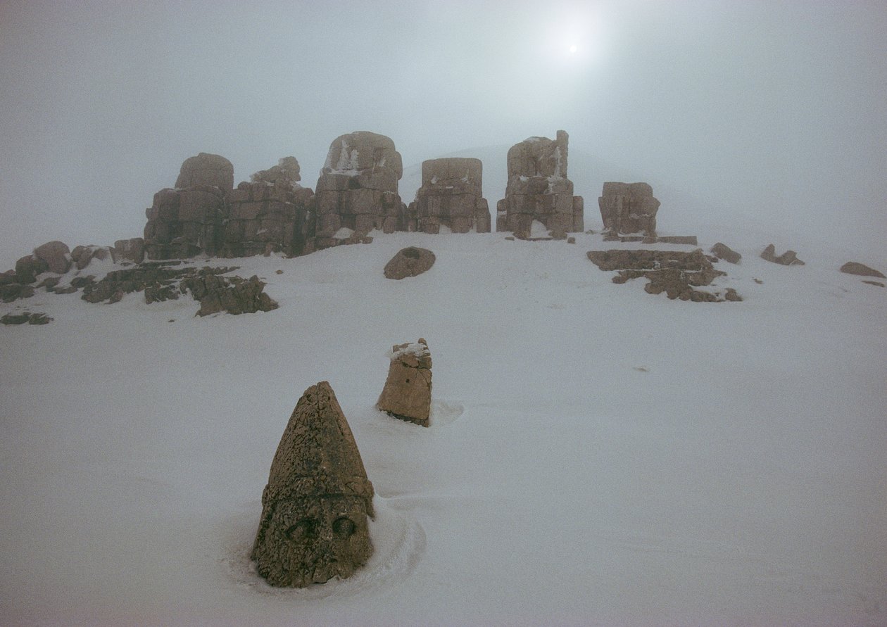 内姆鲁德达赫（Nemrud Dagh）的神像在皑皑白雪中傲然挺立。土耳其内姆鲁德塔。 作者 詹姆斯·L·斯坦菲尔德