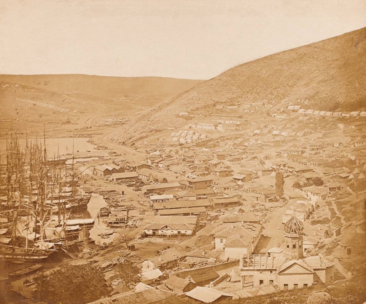 巴拉克拉瓦向北看，1855年 作者 詹姆斯·罗伯逊