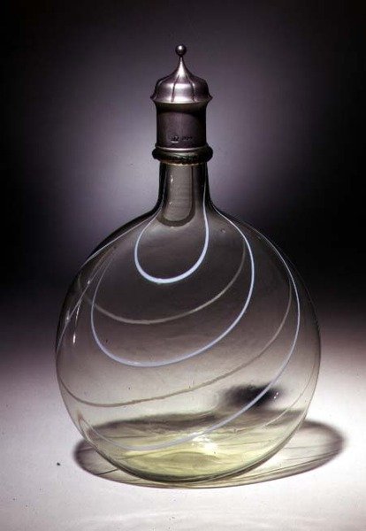 玻璃醒酒器（玻璃和金属 作者 詹姆斯和儿子鲍威尔