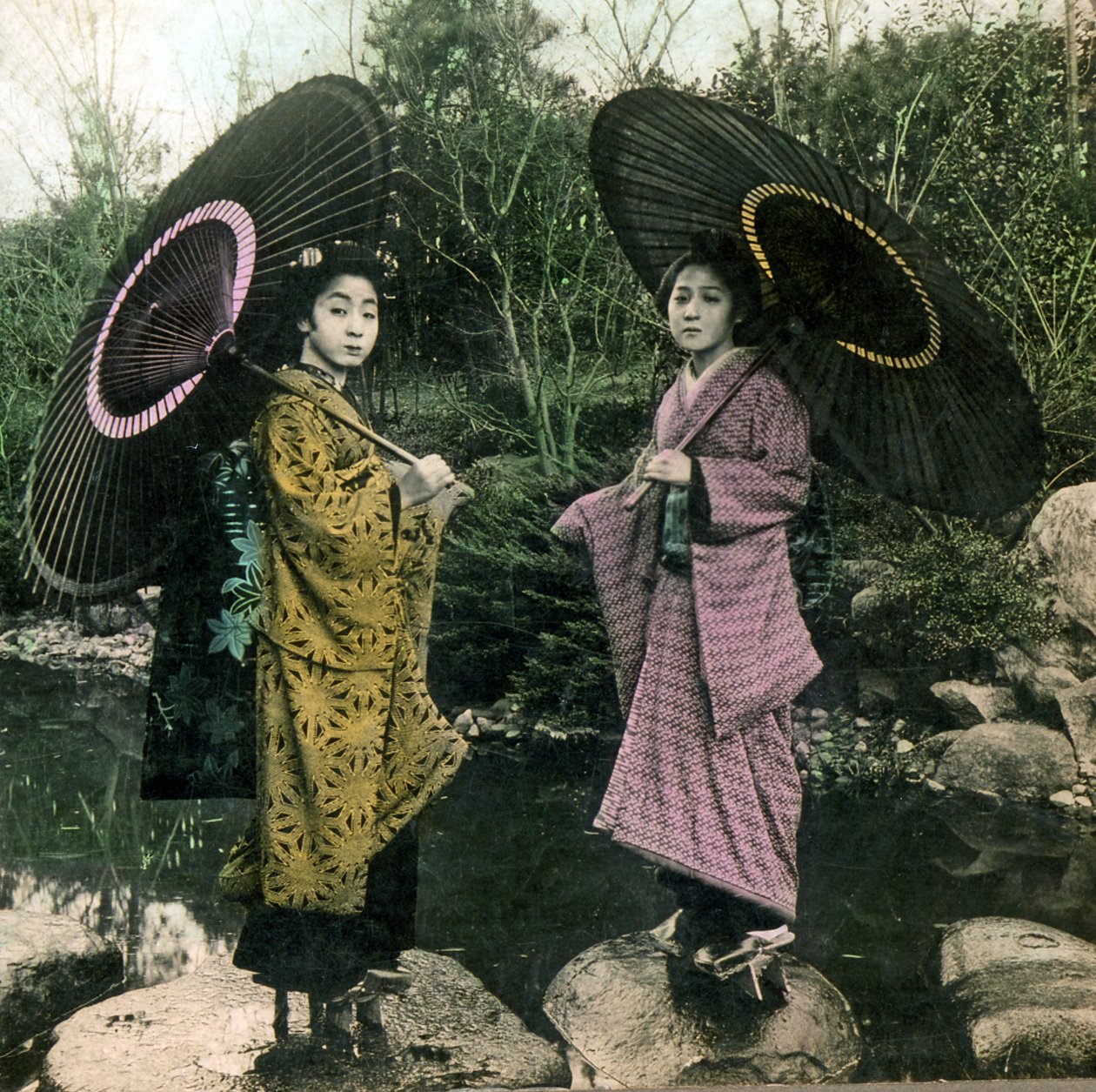穿着一个下雨天，c.1900（蛋白照片） 作者 日本摄影师