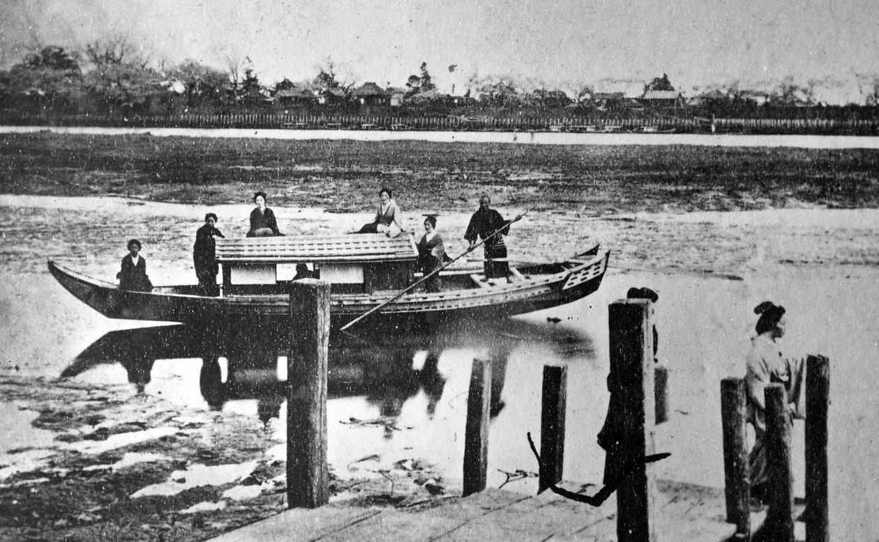 艺伎女孩乘船在隅田川江上，1860年代 作者 日本摄影师