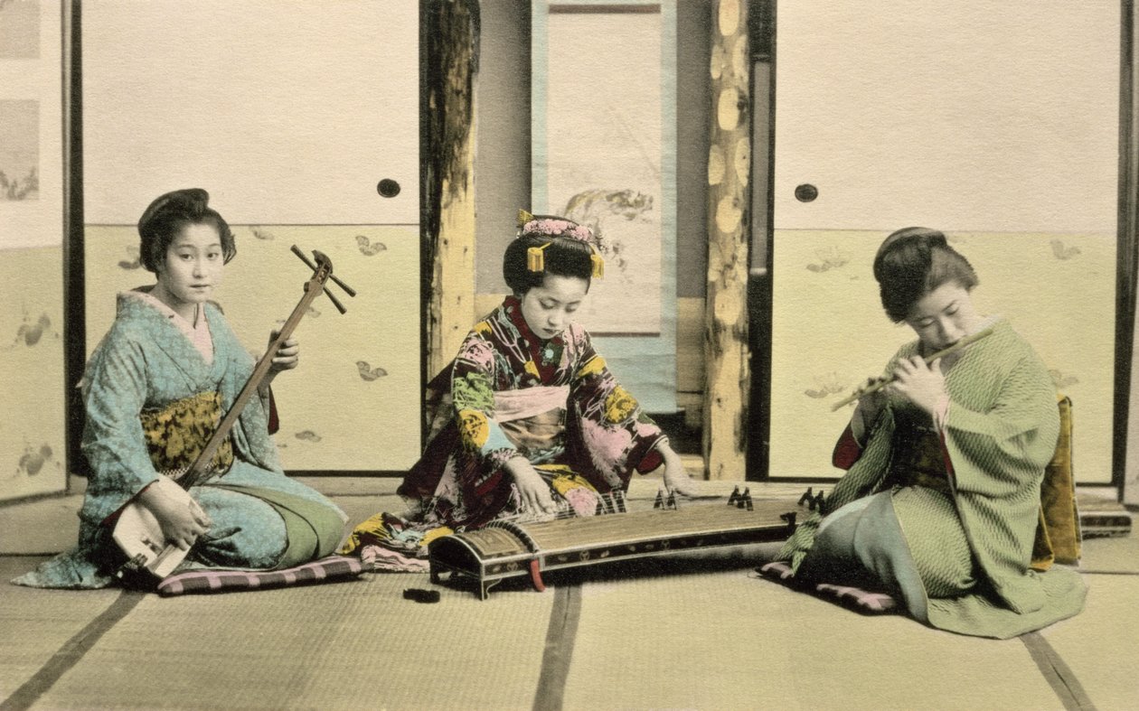 吹奏长笛的日本女孩，&39;koto&39;和samisen，c.1880（手上的彩色蛋白印在卡片上） 作者 日本摄影师