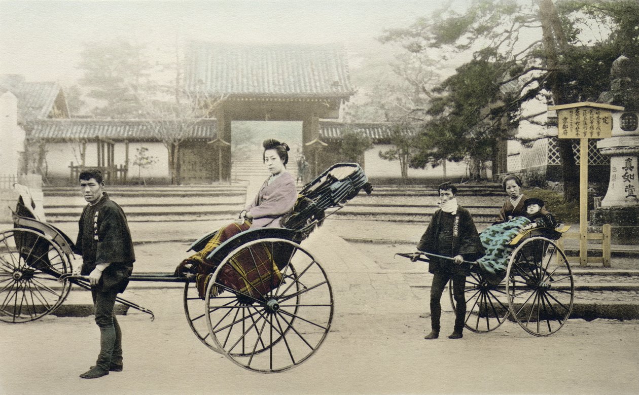 &39;Jinrikisha&39;在一座寺庙前，1880年（手上的彩色蛋白印在卡片上） 作者 日本摄影师