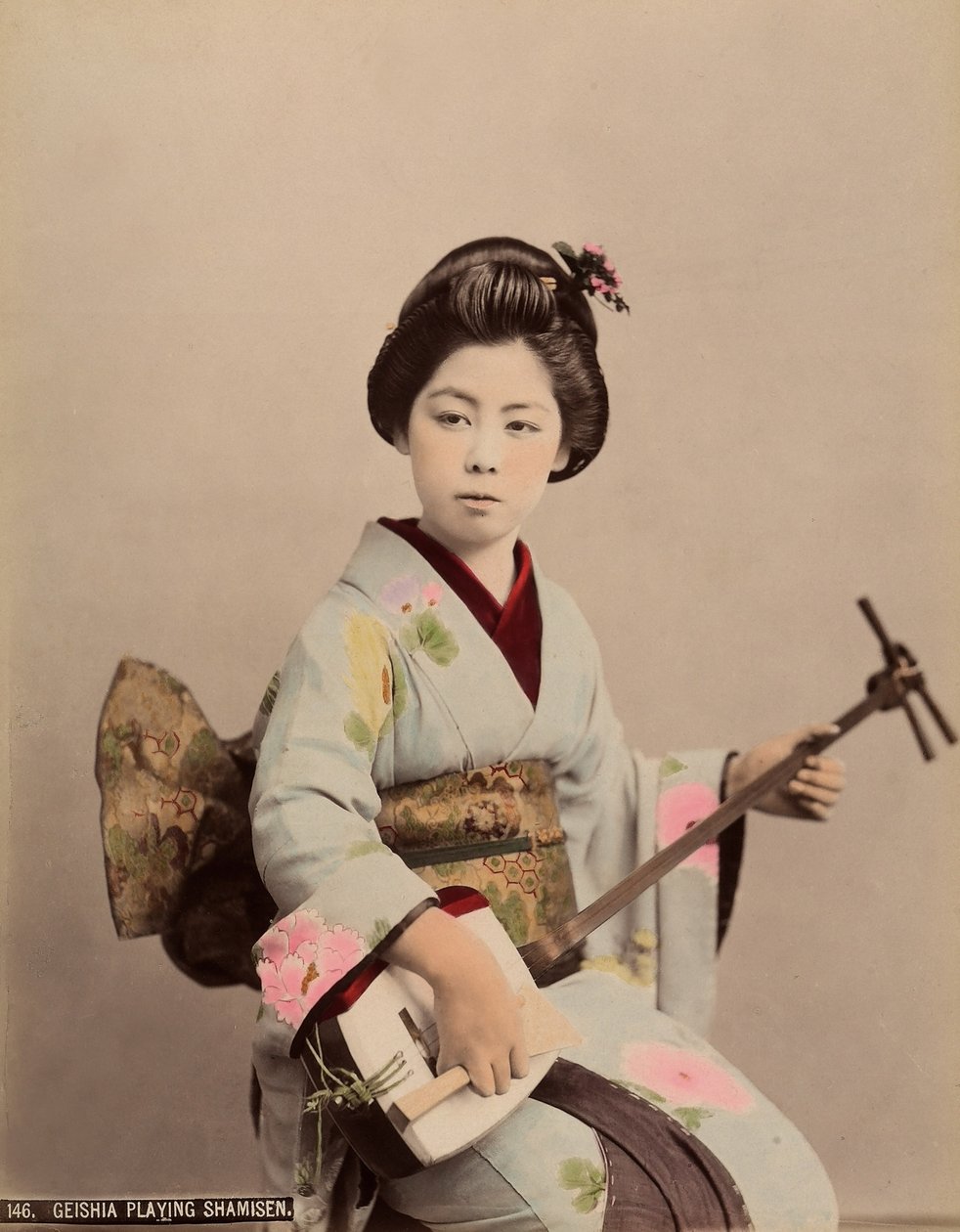 演奏三味线的艺妓的肖像，c.1890（彩色照片） 作者 日本摄影师
