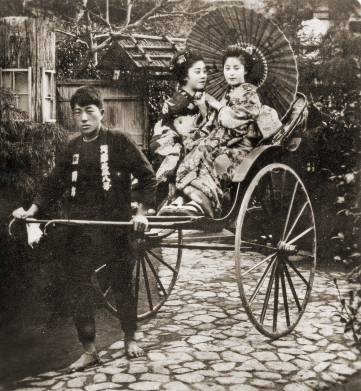赛跑者在日本的一辆人力车上拉两个艺妓，c.1900（蛋白照片） 作者 日本摄影师
