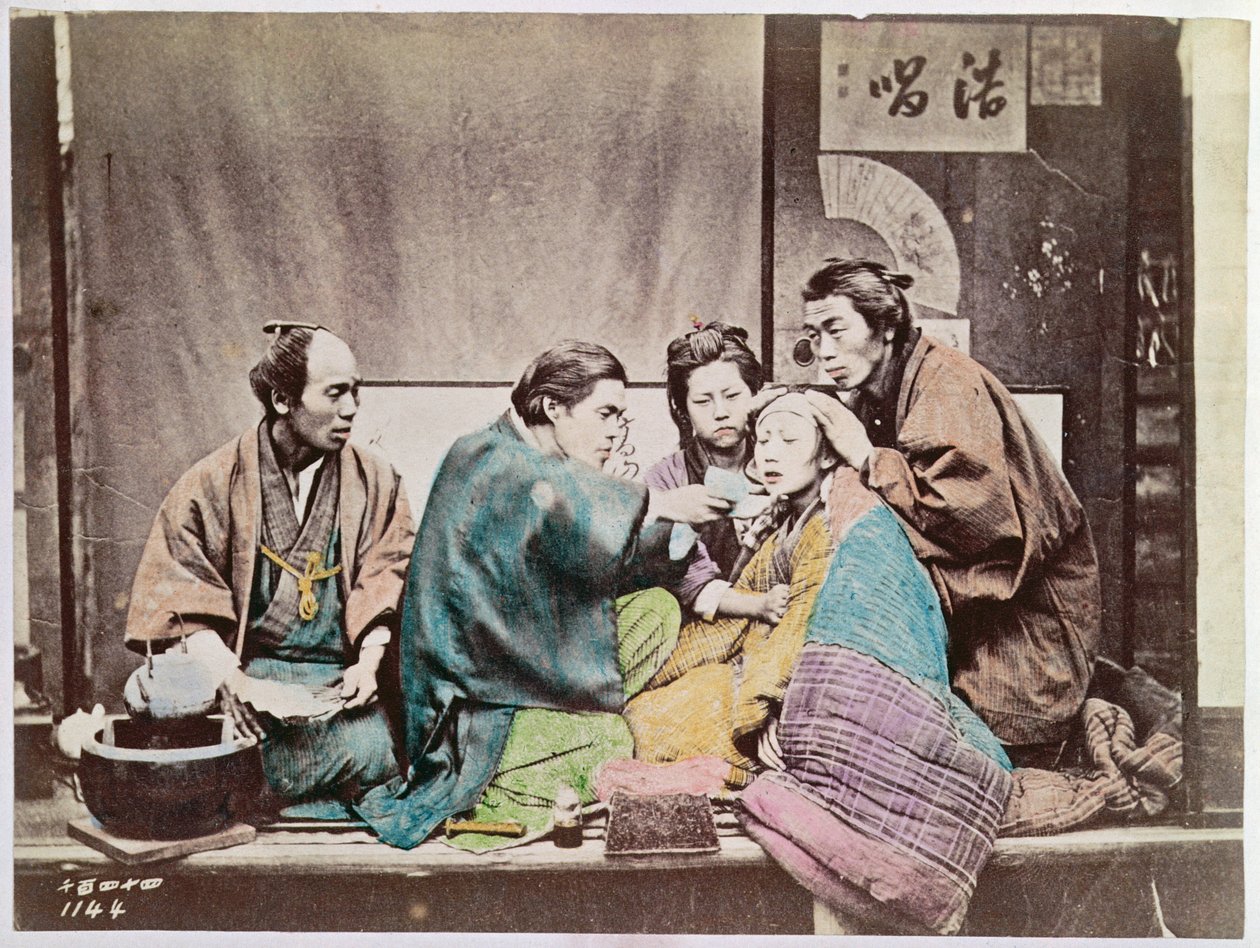 传统医学的场景，c.1880（彩色照片） 作者 日本摄影师