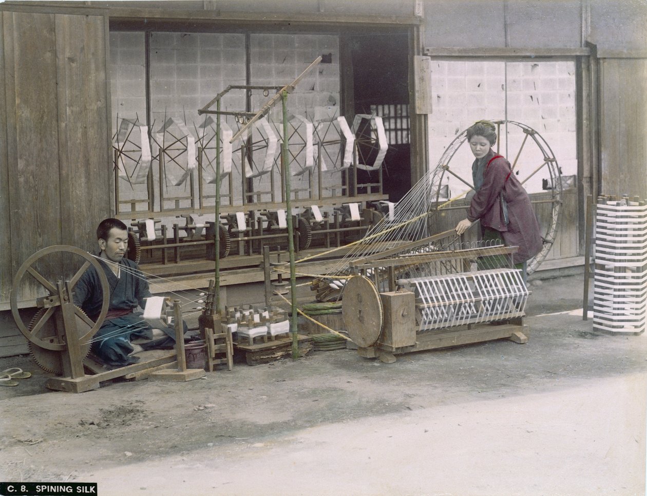 日本的丝绸纺纱，c.1900（手工彩色照片） 作者 日本摄影师