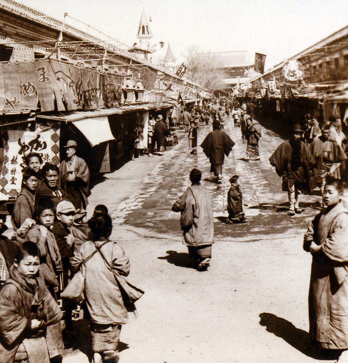 日本东京浅草区的街景，c.1900（蛋白照片） 作者 日本摄影师