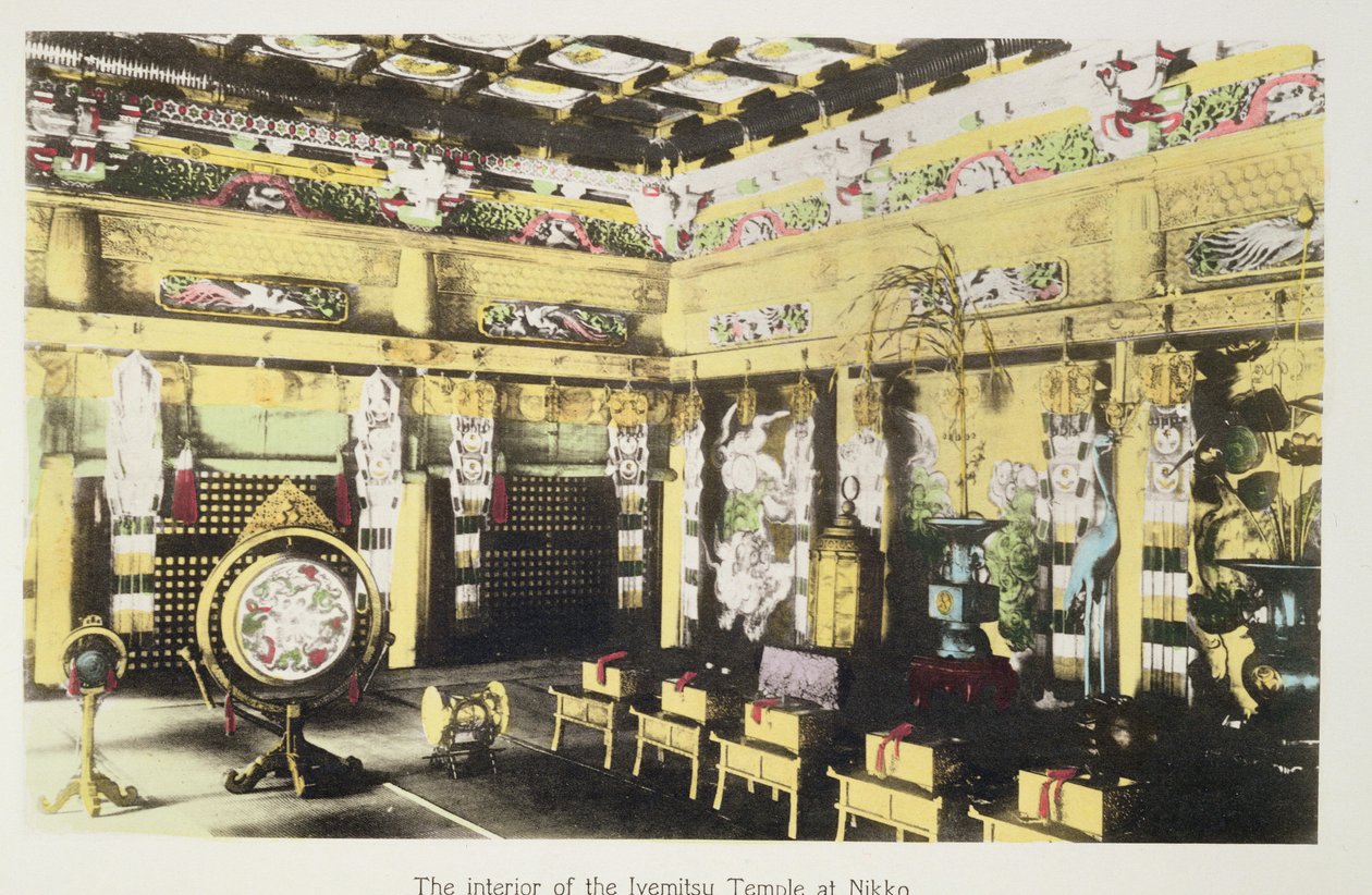 日光的Iyemitsu寺内部，1880年（手上的彩色蛋白印在卡上） 作者 日本摄影师
