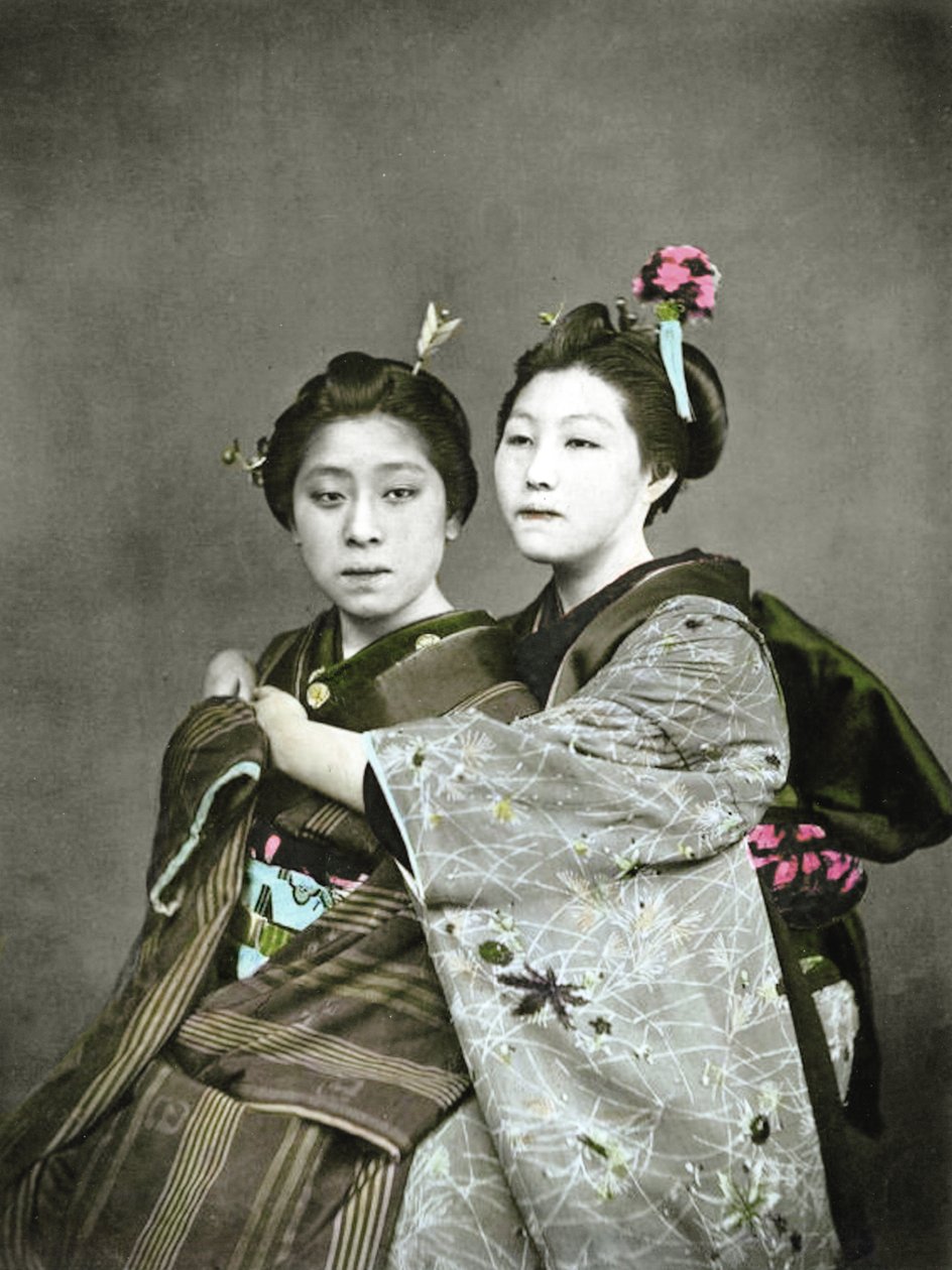 两个艺伎女孩，1880年（手工彩色照片） 作者 日本摄影师