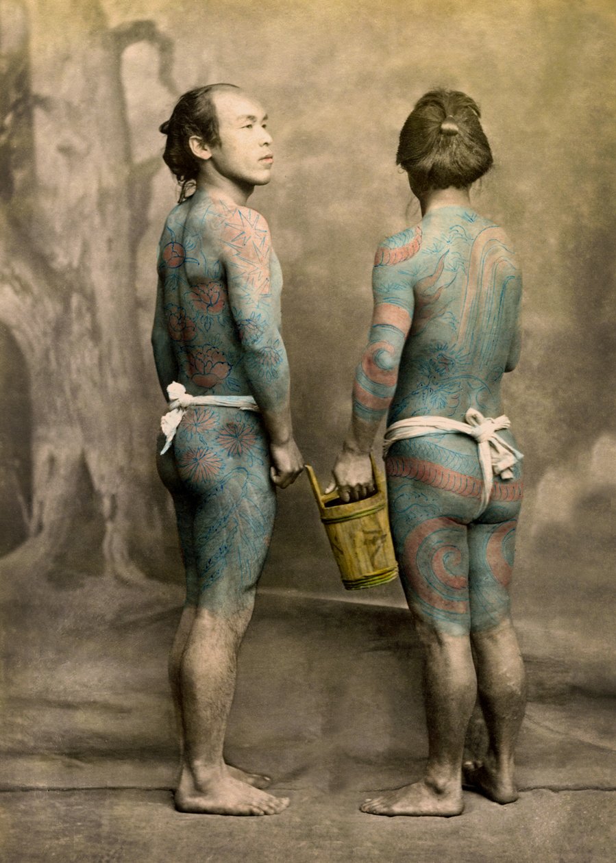 两名男子与传统的日本Irezumi纹身，1880年（手工彩色照片） 作者 日本摄影师