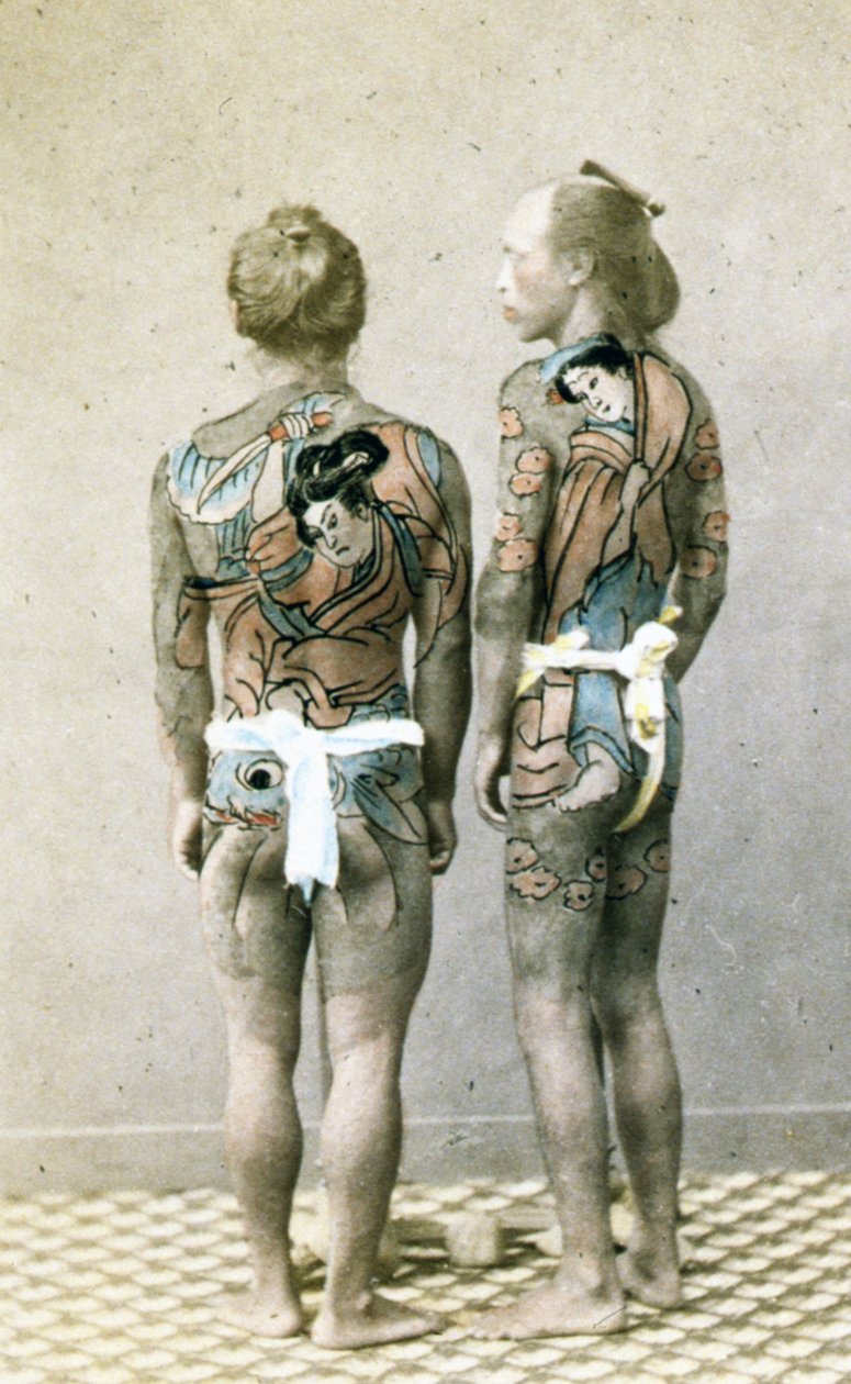 两名男子与传统的日本Irezumi纹身，1880年（手工彩色照片） 作者 日本摄影师