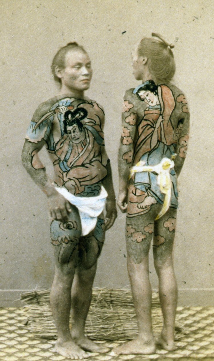 两名男子与传统的日本Irezumi纹身，1880年（手工彩色照片） 作者 日本摄影师