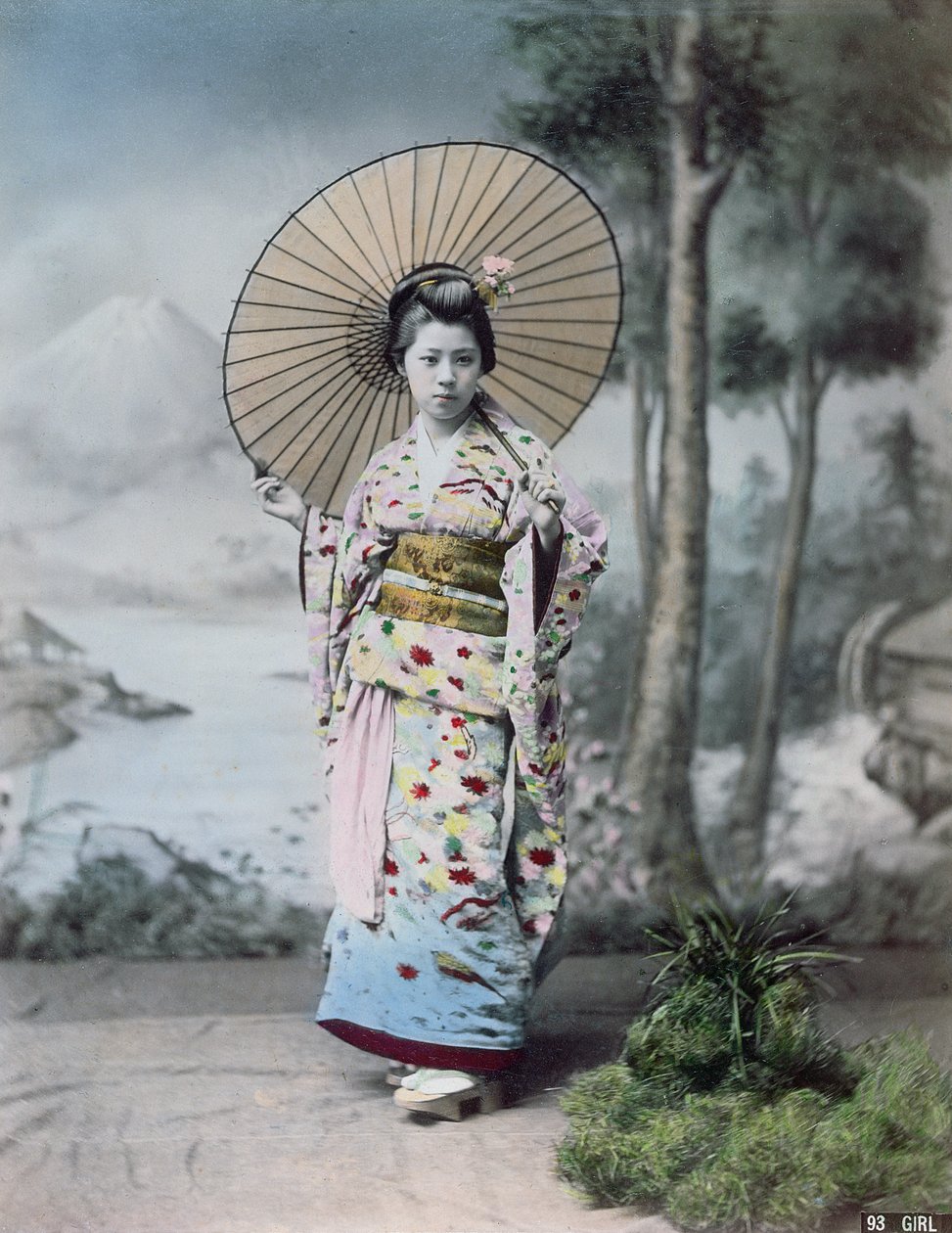 年轻的日本女孩在和服和遮阳伞，富士山在背景中，c.1900（彩色照片） 作者 日本摄影师