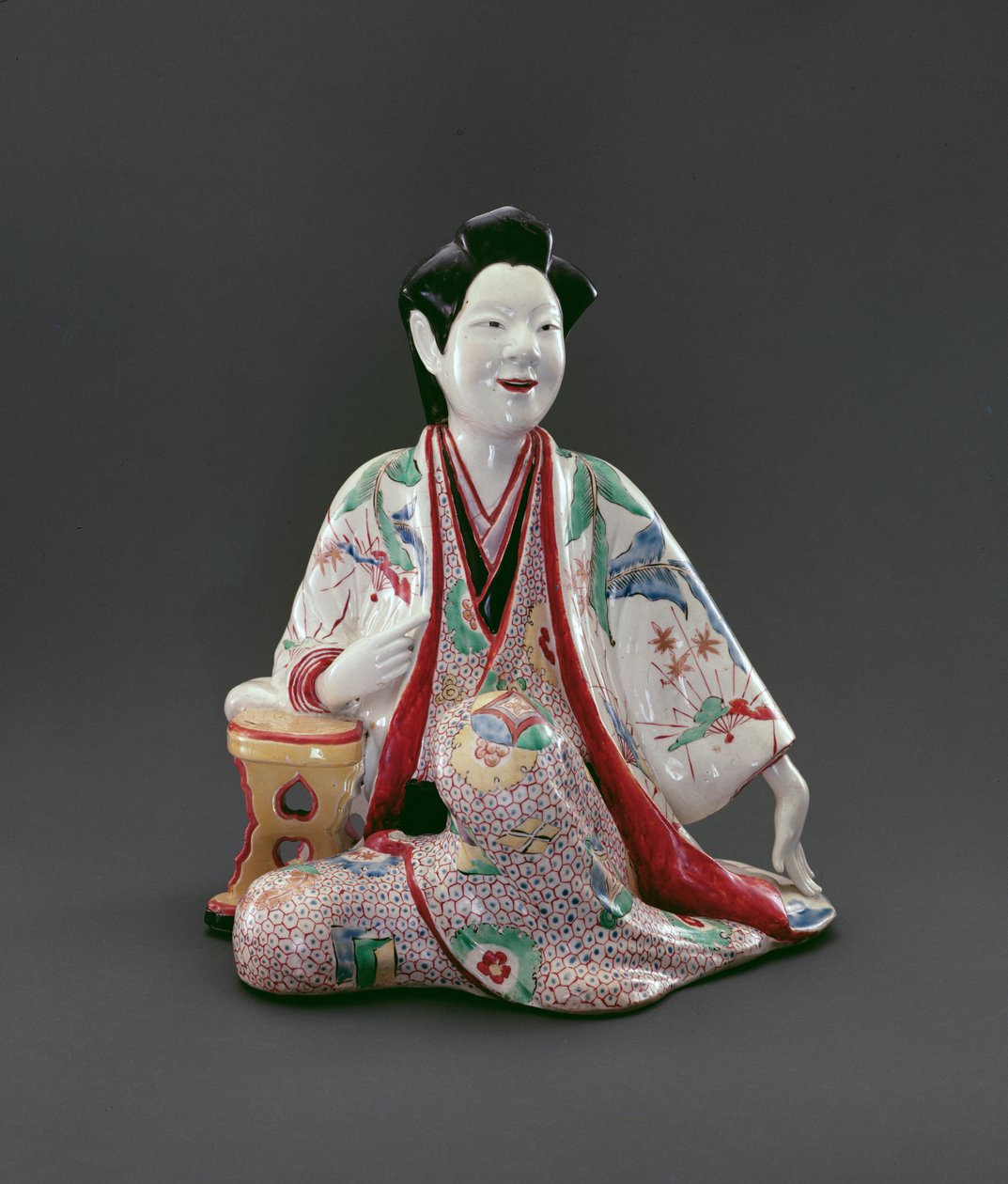 坐着的人物，江户时代（1615-1868），c.1670-90（瓷器上面有釉上釉和镀金） 作者 日本学校