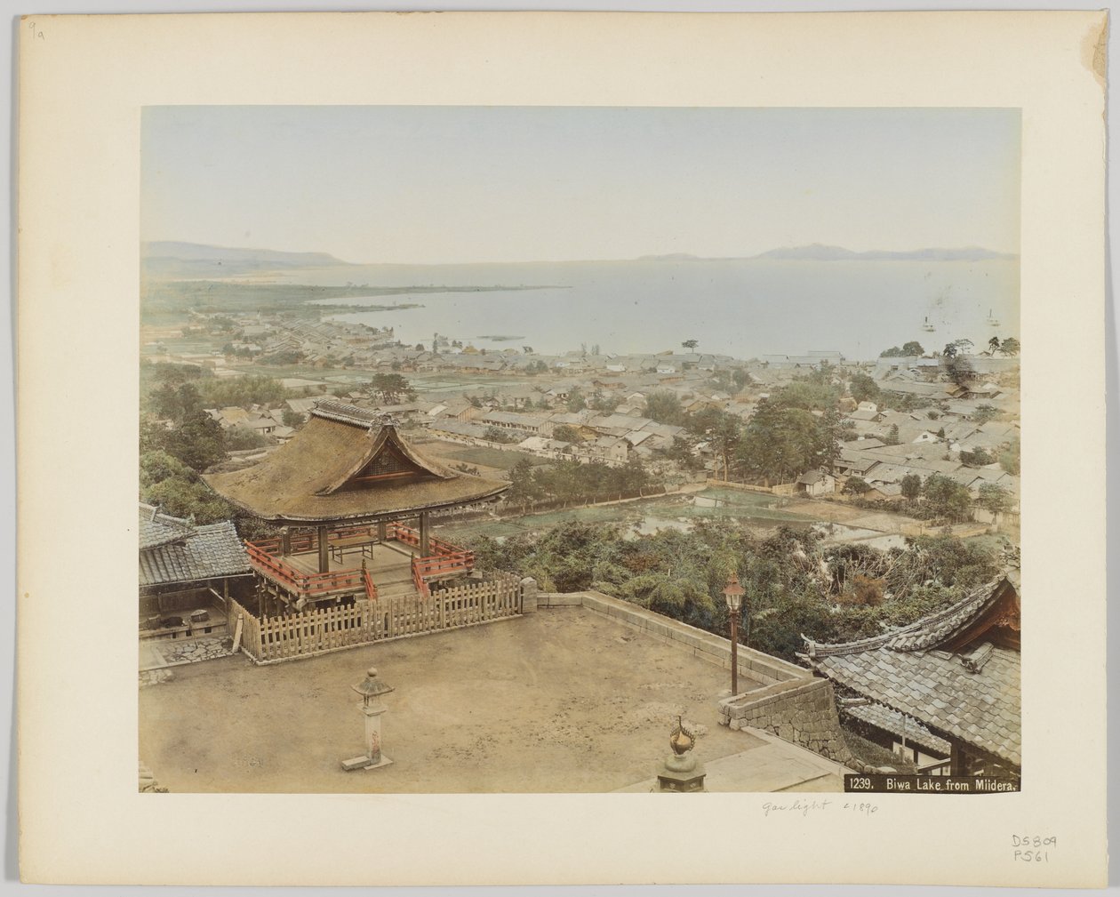日本三井寺的琵琶湖，约 1890 年（手绘黑白照片） 作者 日本摄影师