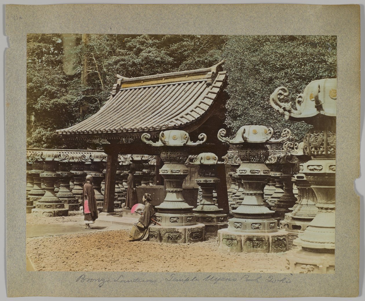 日本东京上野公园寺庙外的青铜灯笼（手绘黑白照片） 作者 日本摄影师