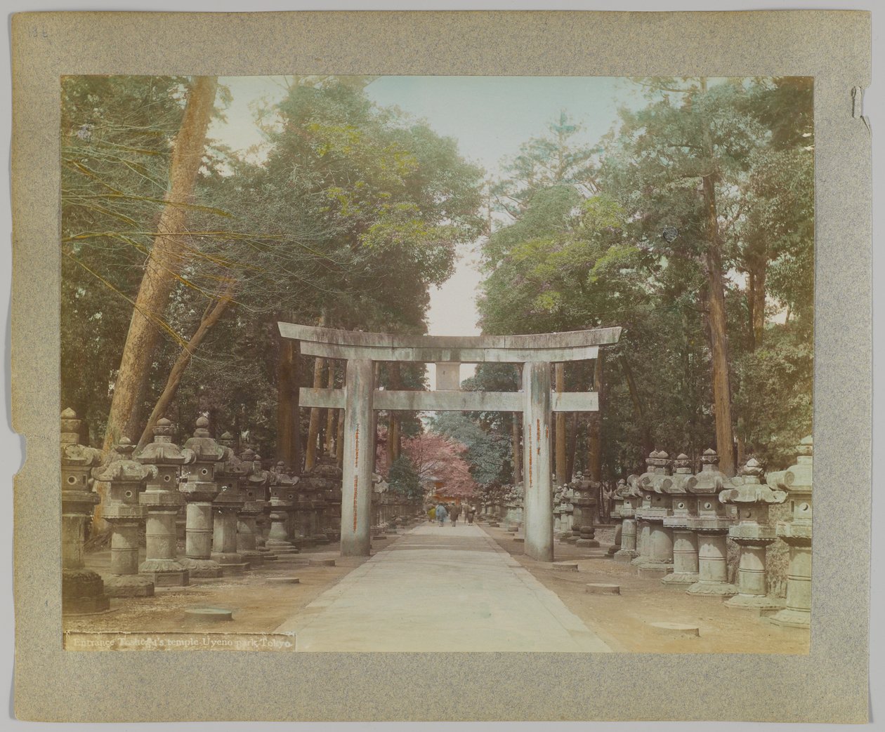 日本东京宇野公园的寺庙入口（手绘黑白照片 作者 日本摄影师