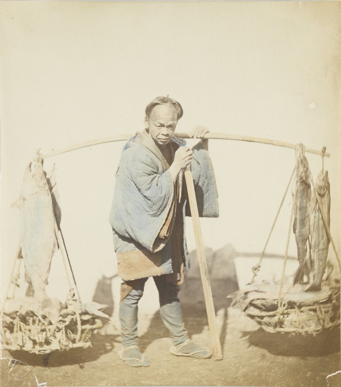 Fisherman with his catch (hand-coloured b/w photo) 作者 日本摄影师