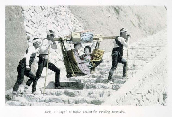 坐在 "Kago "或轿子里的女孩们在山间旅行，约1880年（卡片上的手绘蛋白印刷品 作者 日本摄影师