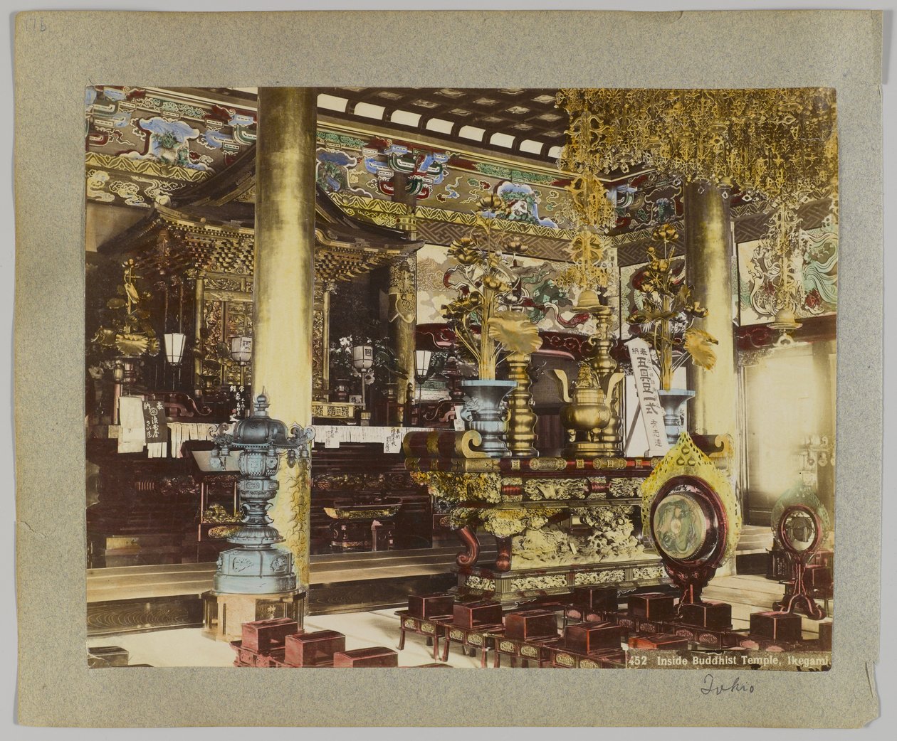 日本东京池上的佛寺内（手绘黑白照片） 作者 日本摄影师