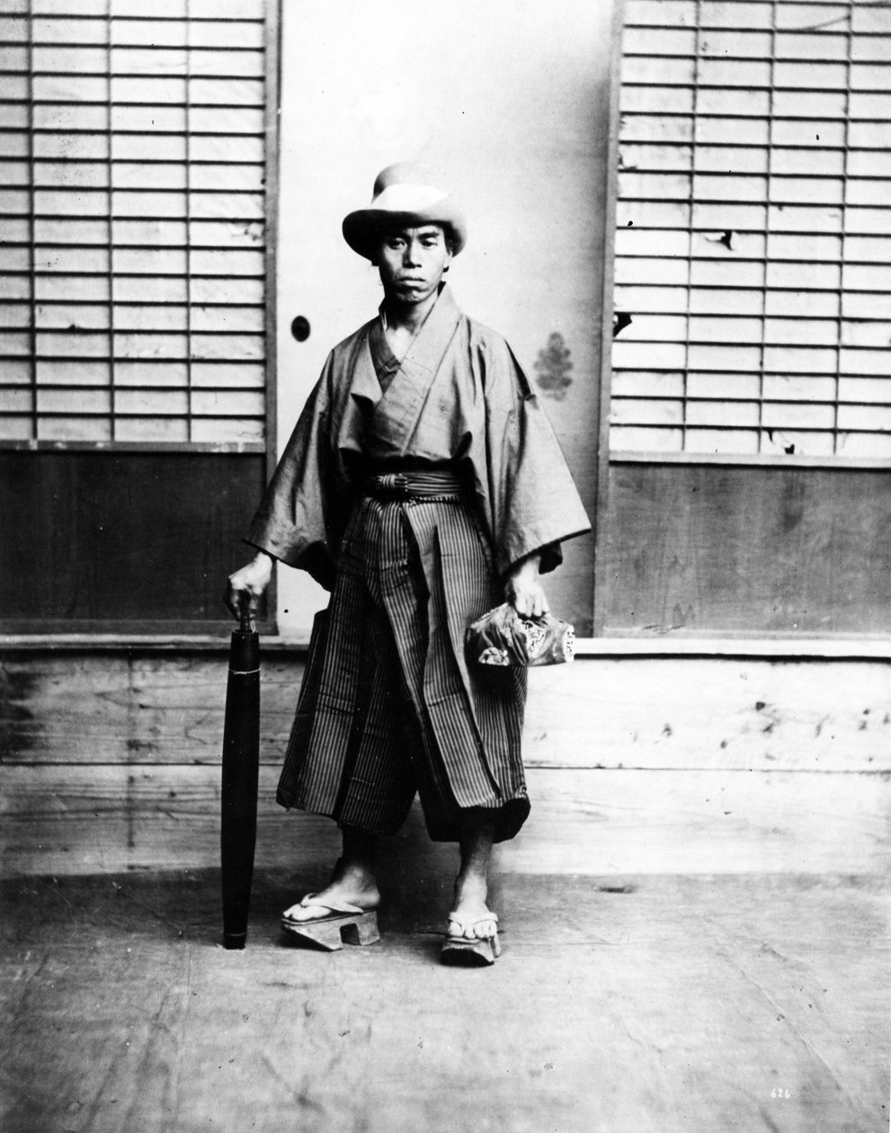 戴着欧洲帽子的日本人，c.1860-80 作者 日本摄影师