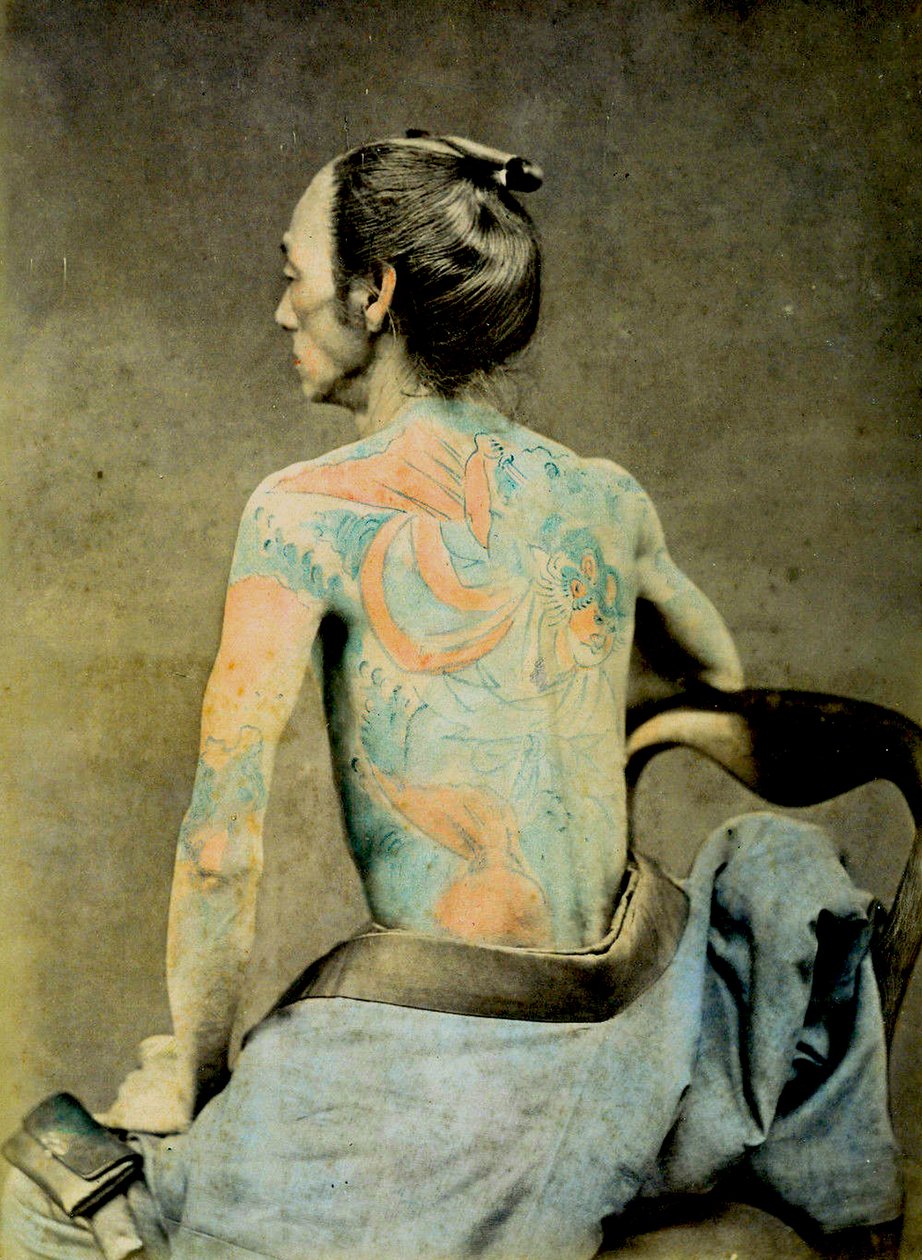 日本男子与传统的Irezumi纹身，1890年（手工彩色蛋白照片） 作者 日本摄影师