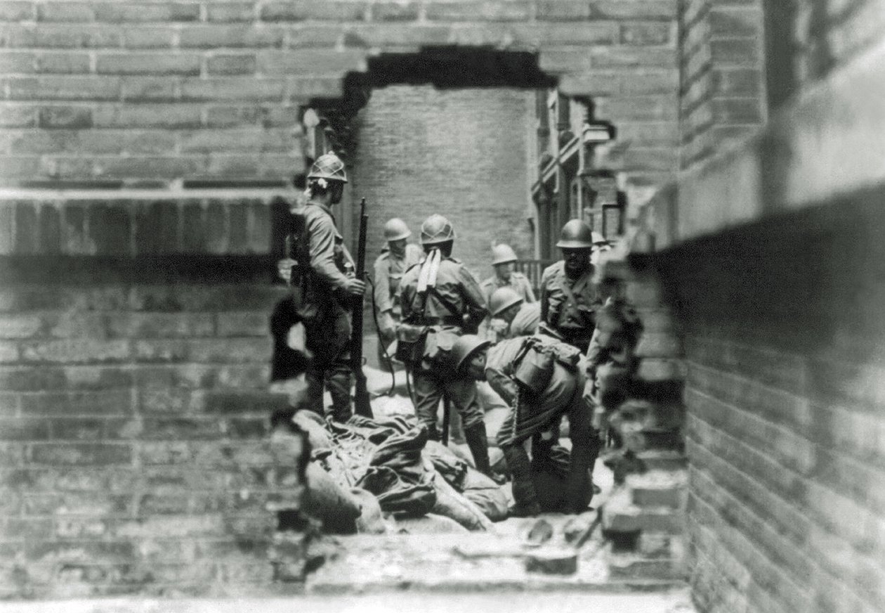 1937年，日本士兵参与了中国上海的街头斗殴 作者 日本摄影师