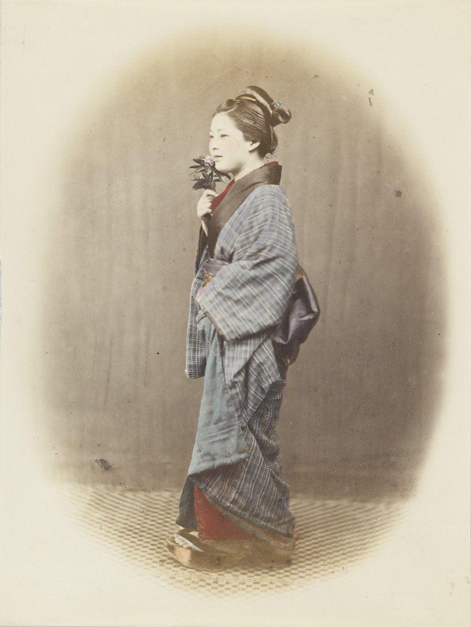 穿着传统服装的日本妇女（手绘黑白照片）。 作者 日本摄影师