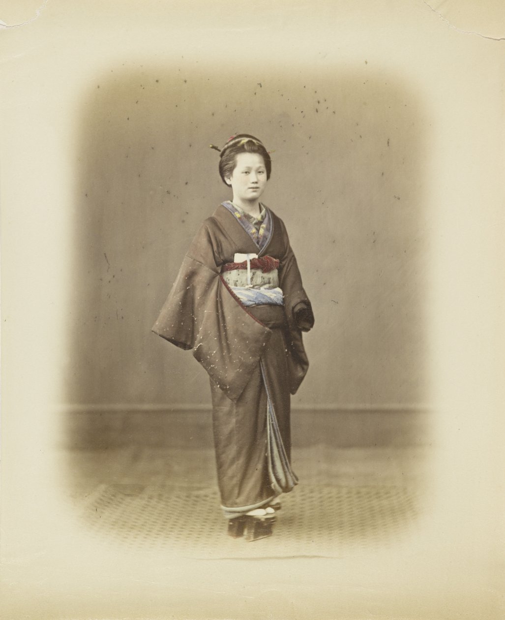穿着传统服装的日本妇女（手绘黑白照片）。 作者 日本摄影师