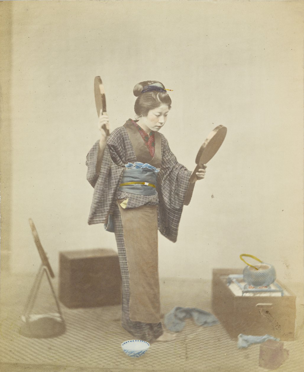 带镜子的日本女人（手绘黑白照片） 作者 日本摄影师