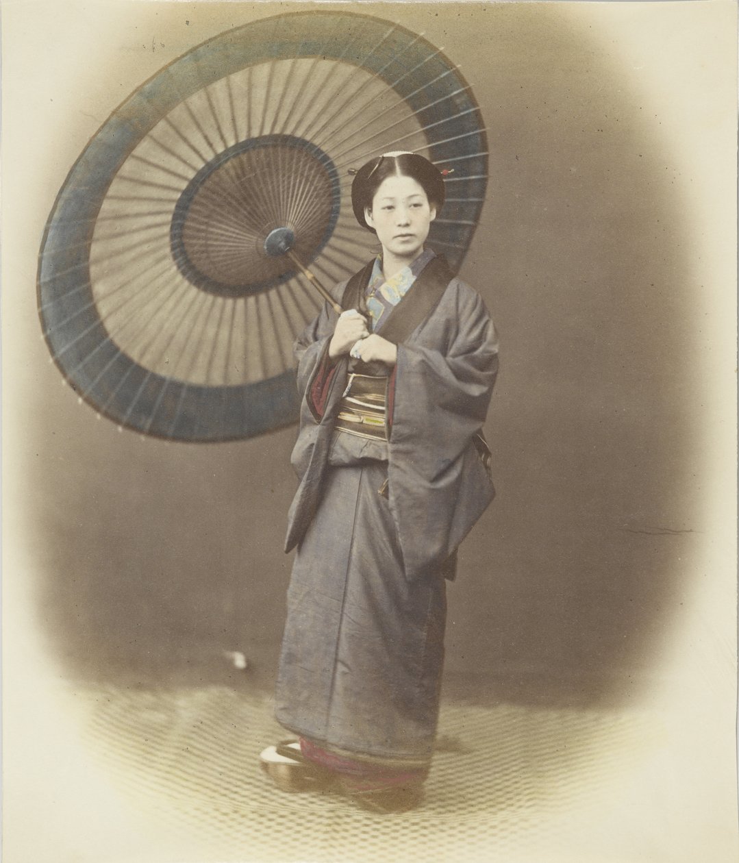 打伞的日本妇女（手绘黑白照片 作者 日本摄影师