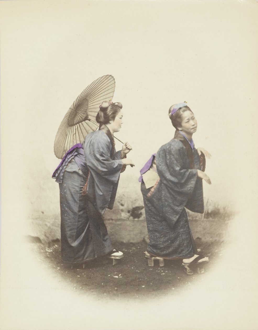 身着传统服饰的日本女性（手绘黑白照片） 作者 日本摄影师