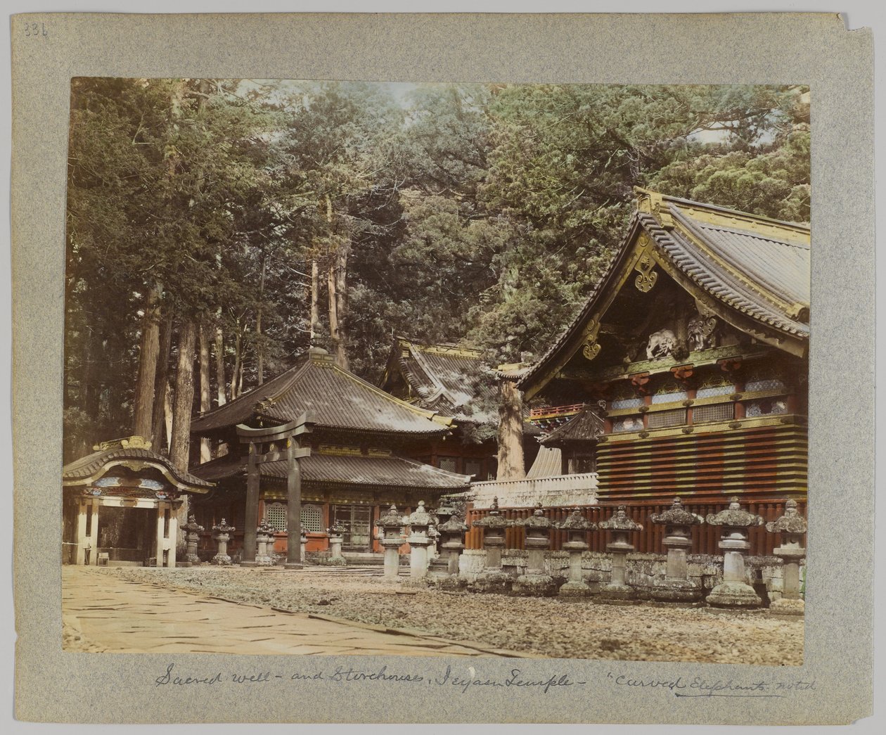 圣井和仓库，东照宫，日光，日本（手绘黑白照片） 作者 日本摄影师