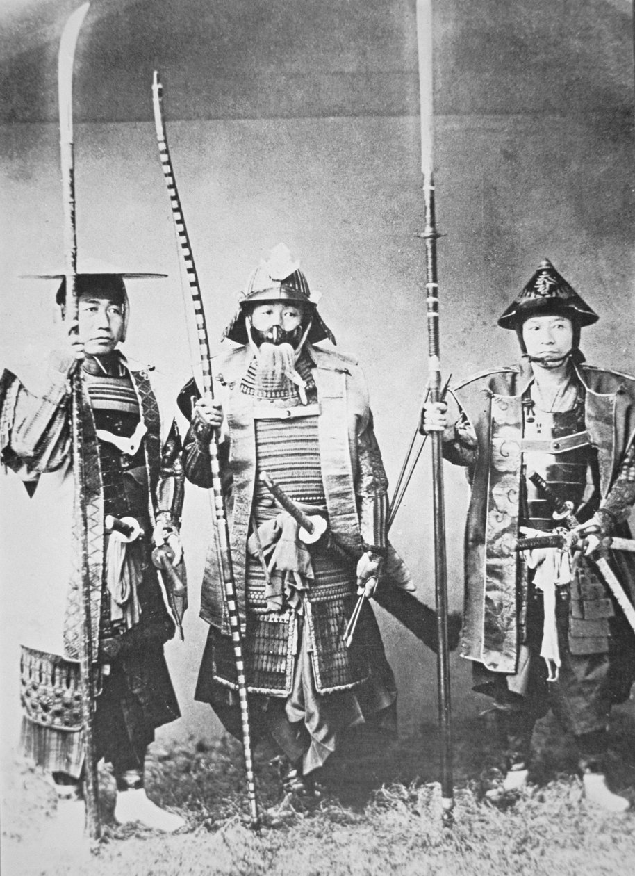 手持长弓、长柄武器和长剑的旧日本武士（黑白照片） 作者 日本摄影师