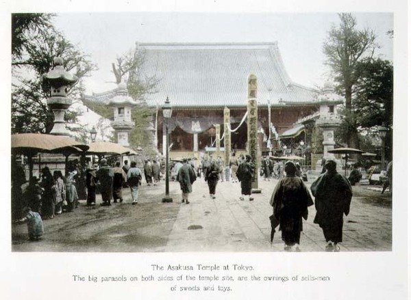 东京的浅草寺，约1880年（卡片上的手绘胶印）。 作者 日本摄影师
