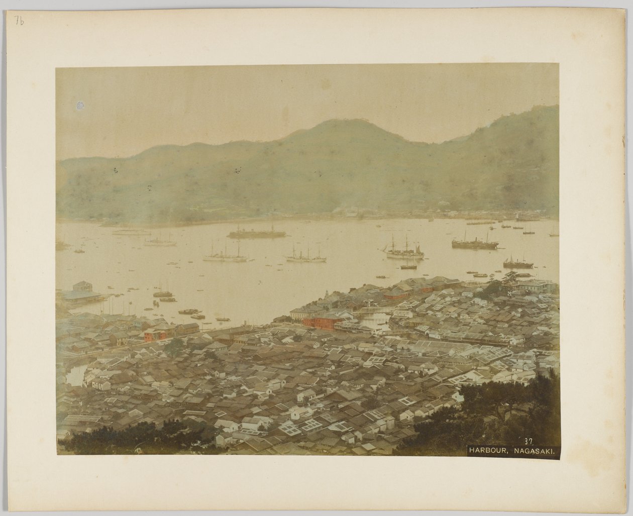 The Harbour at Nagasaki, Japan (hand-coloured b/w photo) 作者 日本摄影师