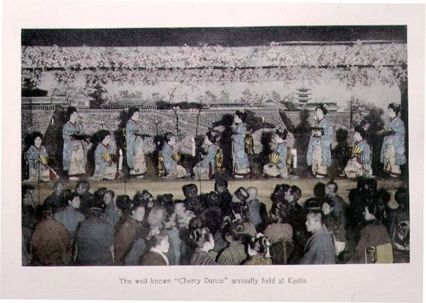 每年在京都举行的著名的 "樱桃舞"，约1880年（卡片上的手绘胶印）。 作者 日本摄影师