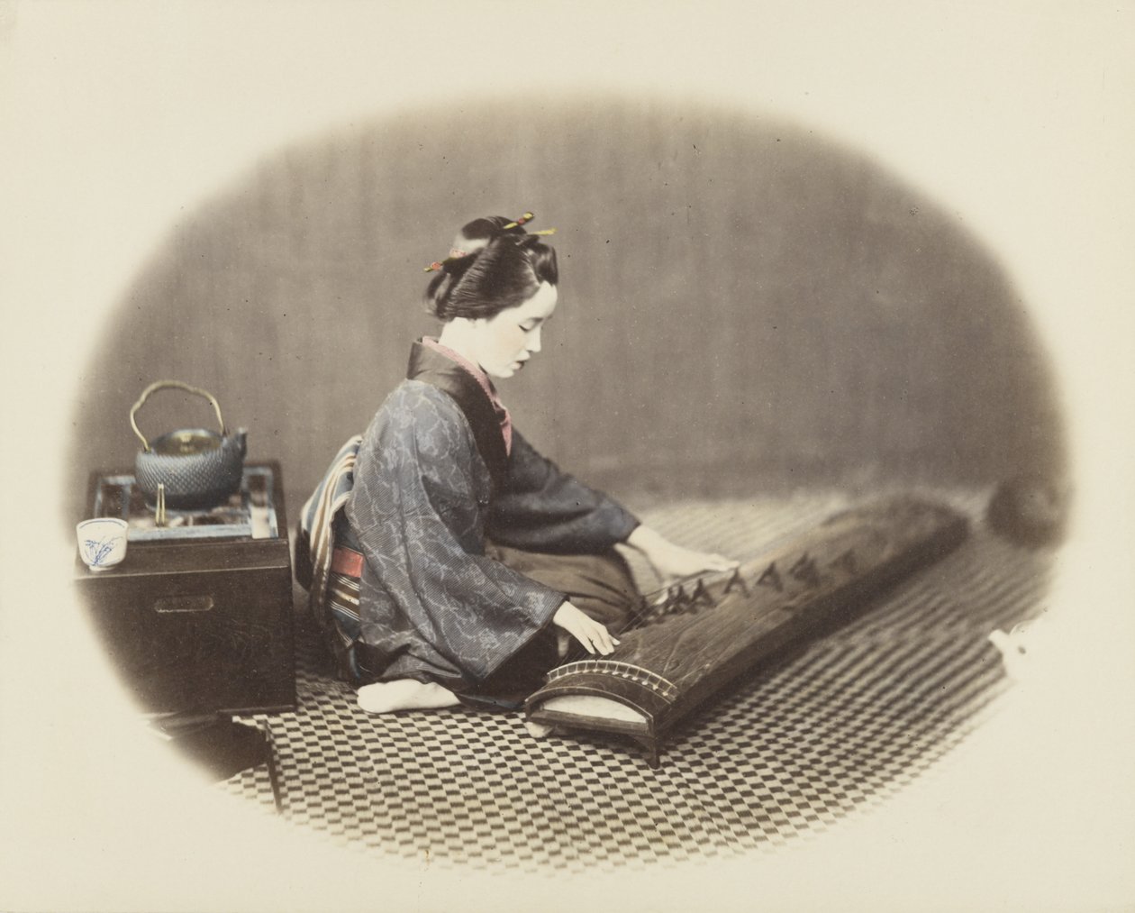 弹古筝的女人（手绘黑白照片 作者 日本摄影师