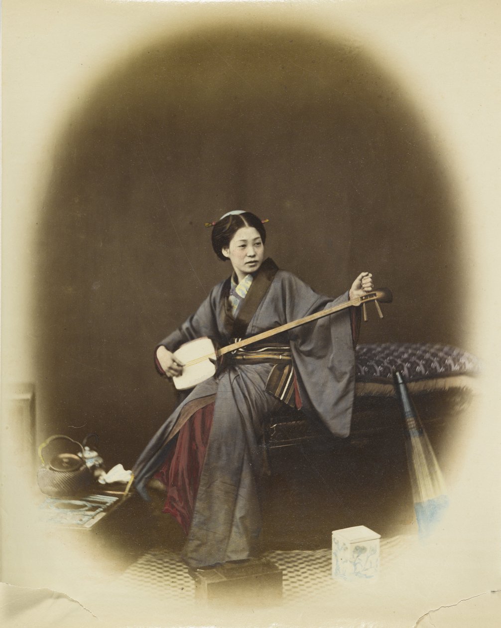 玩三味线的女人（手绘黑白照片） 作者 日本摄影师