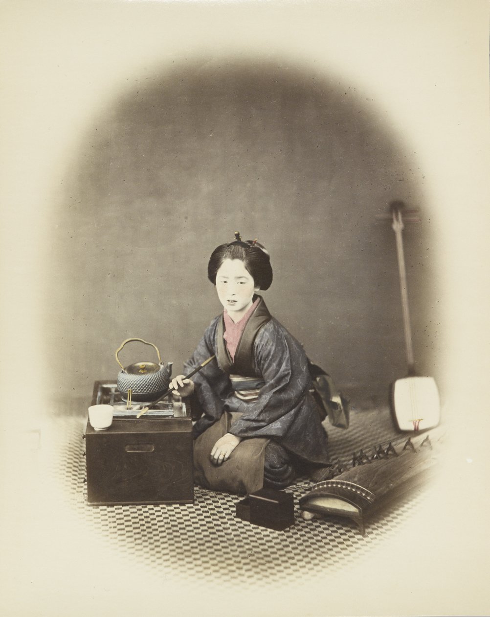 弹古筝和弹三味线的女人（手绘黑白照片 作者 日本摄影师