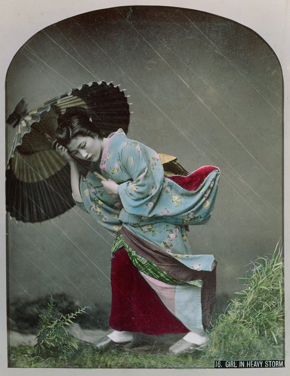 年轻的日本女孩在雨中，c.1900（手工彩色照片） 作者 日本摄影师