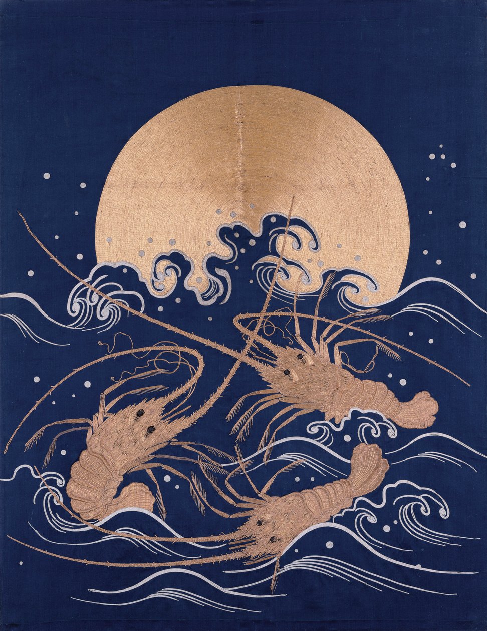 日本刺绣的深蓝色缎纹纺织面板，描绘了升起的太阳前波浪中的三个小龙虾 作者 日本学校
