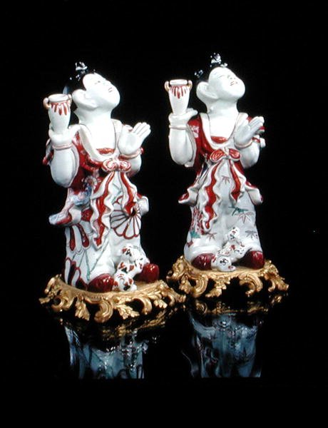 一对中国男孩的伊万里雕像（karako），安装在欧洲大理石底座上，约1700年（瓷器和大理石）。 作者 日本学校