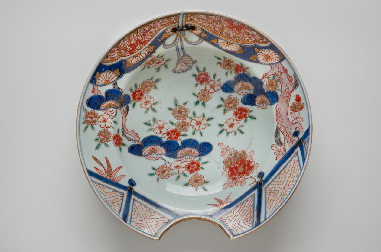 理发师碗，18世纪初（有田烧，带有釉下蓝色和釉上釉的瓷器） 作者 日本学校