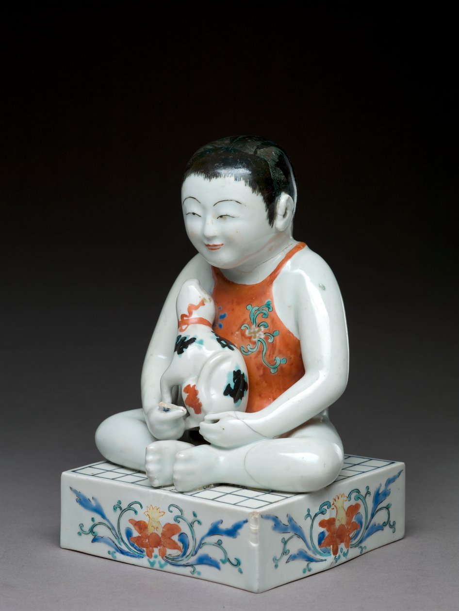 男孩与一只狗坐在一个方形的将棋桌上，Kakiemon相关的洁具，日本，1680-1700（陶器与蓝色釉下） 作者 日本学校